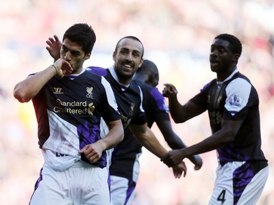 Luis Suárez (vľavo) so spoluhráčmi oslavuje svoj gól do siete Sunderlandu