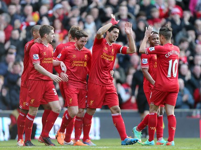 Luis Suárez so spoluhráčmi oslavuje tretí gól Liverpoolu