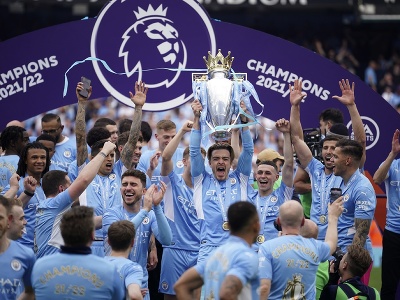 Hráči Manchestru City sa tešia s trofejou po triumfe v anglickej Premier League