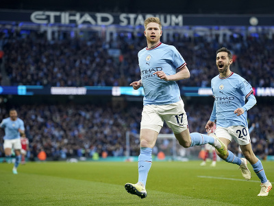 Hráč Manchester City Kevin De Bruyne (uprostred) oslavuje po tom, ako strelil úvodný gól 