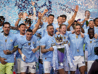 Futbalisti Manchestru City oslavujú s trofejou celkový triumf v Premier League