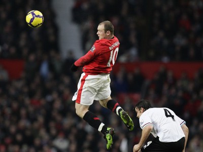 Wayne Rooney v hlavičkovom súboji