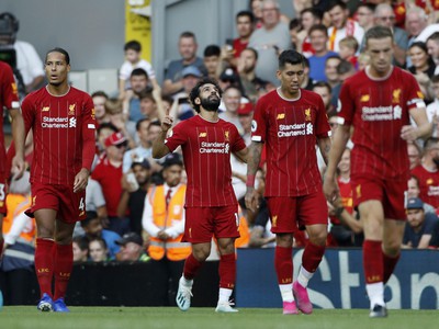 Oslavujúci Mohamed Salah so spoluhráčmi