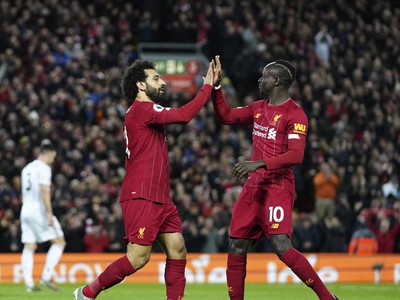 Mohamed Salah a Sadio Mané oslavujú gól LFC