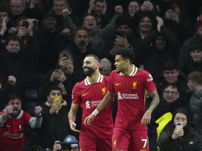 Mohamed Salah a Luis Díaz oslavujú gól Liverpoolu
