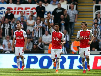 Alex Oxlade-Chamberlain (v strede) oslavuje gól