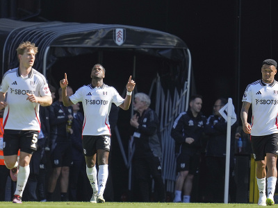 Futbalista Fulhamu Ryan Sessegnon (uprostred) sa teší z gólu