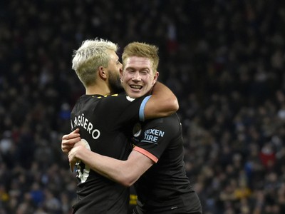 Sergio Agüero a Kevin de Bruyne oslavujú gól City