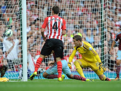 Morgan Schneiderlin skóruje druhý gól Southamptonu proti West Hamu
