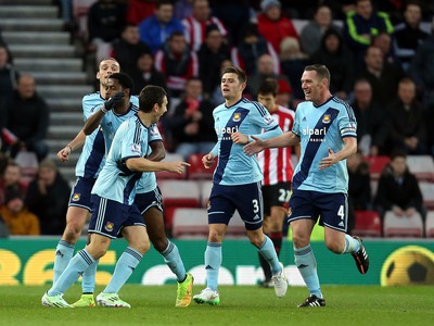 Stewart Downing (vľavo) a spoluhráči s West Hamu sa radujú z gólu