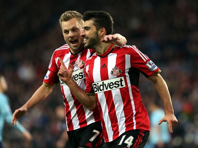Jordi Gomez a Seb Larsson oslavujú gól Sunderlandu