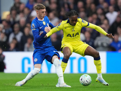 Hráč Cole Palmer (vľavo) z Chelsea a Mathys Tel z Tottenhamu v súboji o loptu