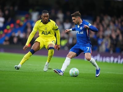 Hráč Tottenhamu Destiny Udogie (vľavo) a Pedro Neto z Chelsea