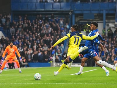 Hráč Tottenhamu Mathys Tel strieľa pred Joshom Acheampongom z Chelsea