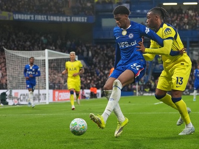 Obranca Chelsea Josh Acheampong (predu) kryje loptu pred Destinym Udogiem (vpravo) z Tottenhamu