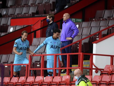 Sklamaní hráči Tottenhamu po zápase so Sheffieldom 