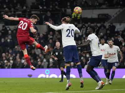 Diogo Jota strieľa hlavou gól do siete Tottenhamu