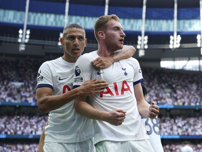Futbalisti Tottenhamu oslavujú gól
