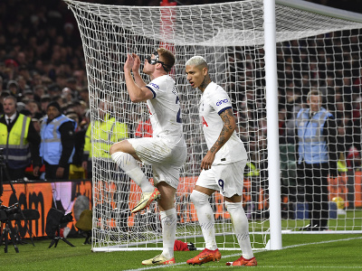 Hráči Tottenhamu oslavujú gól