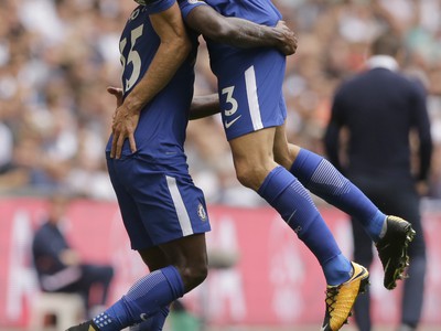 Marcos Alonso a Victor Móses oslavujú gól Chelsea