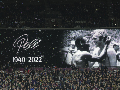 Na snímke minúta ticha na pamiatku zosnulej brazílskej futbalovej legendy Pelého 