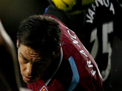 Guillermo Franco a Antonio Valencia v súboji