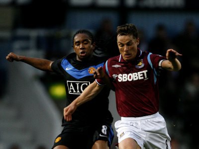Anderson a Scott Parker v súboji o loptu
