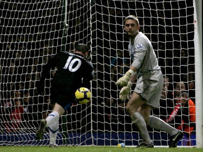Wayne Rooney striela gól do brány Roberta Greena