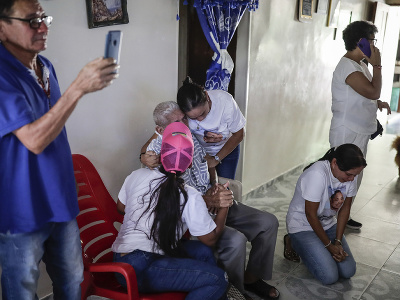 Rodinní príslušníci Luisa Manuela Diaza, otca kolumbijského futbalistu a hráča Liverpoolu Luisa Diaza, ktorého prepustili po únose, čakajú na jeho príchod v ich rodinnom dome v malom meste Barrancas na juhovýchode Kolumbie 