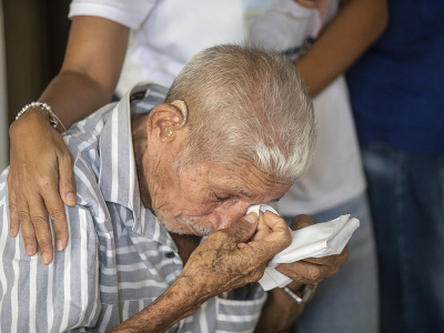 Otec Luisa Manuela Diaza čaká na syna, ktorého prepustili únoscovia v ich rodinnom dome v malom meste Barrancas na juhovýchode Kolumbie