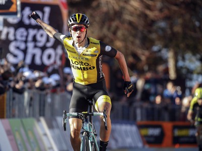 Slovinský cyklista Primož Roglič sa raduje z víťazstva v tretej etape 53. ročníka cyklistických pretekov Tirreno – Adriatico