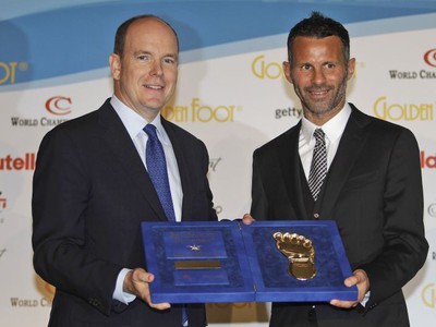 Princ Albert odovzdáva cenu Golden Foot 2011 Ryanovi Giggsovi