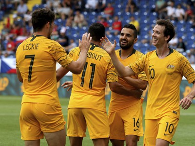 Mathew Leckie, Andrew Nabbout, Aziz Behich a Robbie Kruse oslavujú gól Austrálie