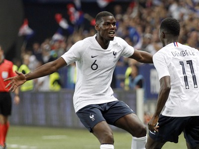 Paul Pogba a Ousmane Dembélé (11) oslavujú gól Francúzska