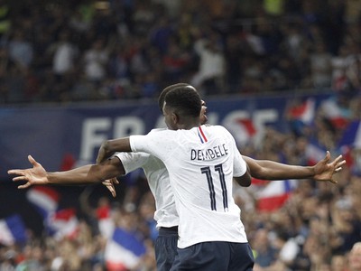 Paul Pogba a Ousmane Dembélé (11) oslavujú gól Francúzska