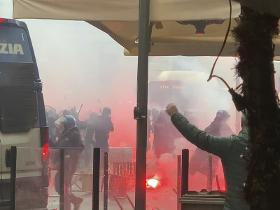 Príslušníci poriadkovej polície zasahujú počas vyčíňania futbalových fanúšikov Eintrachtu Frankfurt v uliciach Neapolu
