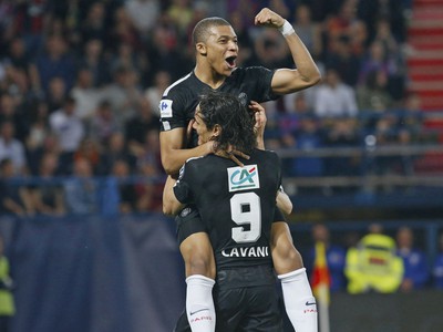 Kylian Mbappé a Edinson Cavani oslavujú gól PSG