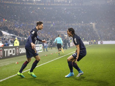 Julian Draxler a Edinson Cavani oslavujú gól PSG