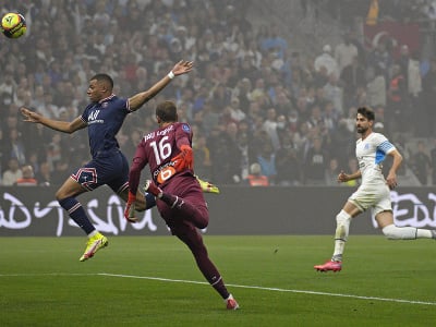 Kylian Mbappé a brankár Marseille Pau López