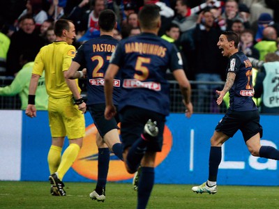 Ángel Di María (vpravo) so spoluhráčmi oslavuje víťazný gól PSG