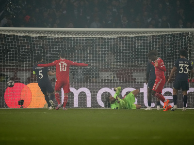 Stredopoliar Bayernu Kingsley Coman strieľa gól v zápase osemfinále Ligy majstrov