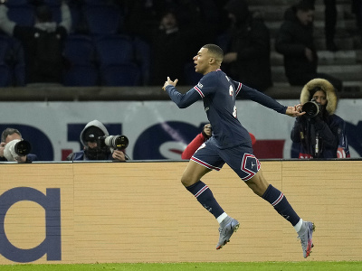 Kylian Mbappé oslavuje gól do siete FC Bruggy