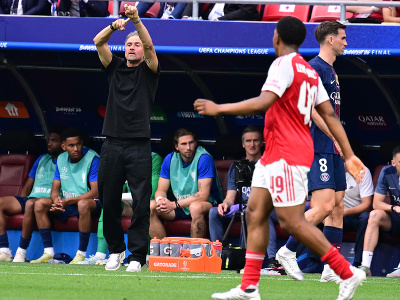Na snímke tréner Paríža St. Germain Luis Enrique (vľavo), hráč Arsenalu Myles Lewis-Skelly (49) a hráč Paríža St. Germain Fabián Ruiz (8)