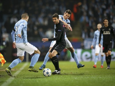 Hráči Malmö FF a PSG v súboji o loptu