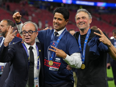 Športový riaditeľ PSG Luis Campos, prezident Nasser Al-Khelaifi a tréner Luis Enrique 