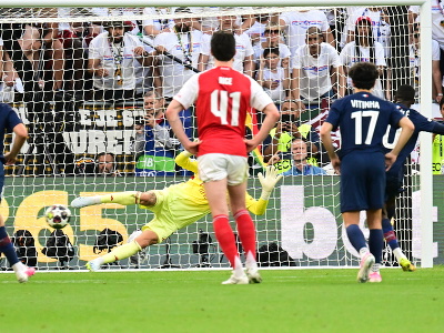 Na snímke hráč Paríža St. Germain Ousmane Dembélé (10) strieľa vyrovnávajúci gól na 1:1