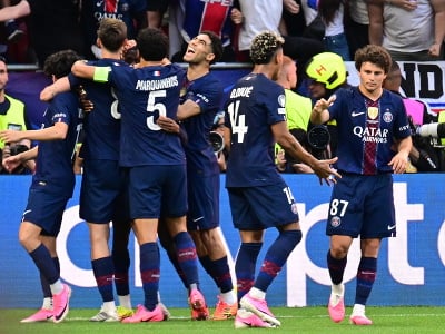 Na snímke hráči Paríža St. Germain sa tešia z vyrovnávajúceho gólu na 1:1