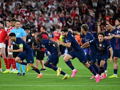 Na snímke radosť hráčov PSG