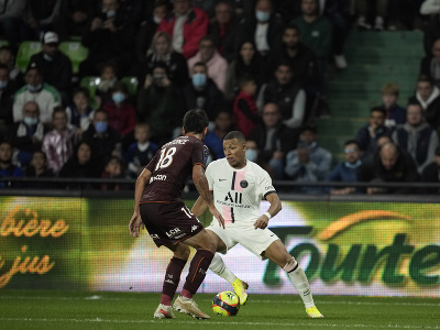 Kylian Mbappé sa snaží prejsť cez hráča Mét