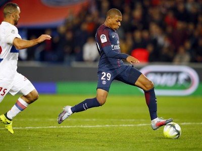 Kylian Mbappé preniká defenzívou Lyonu